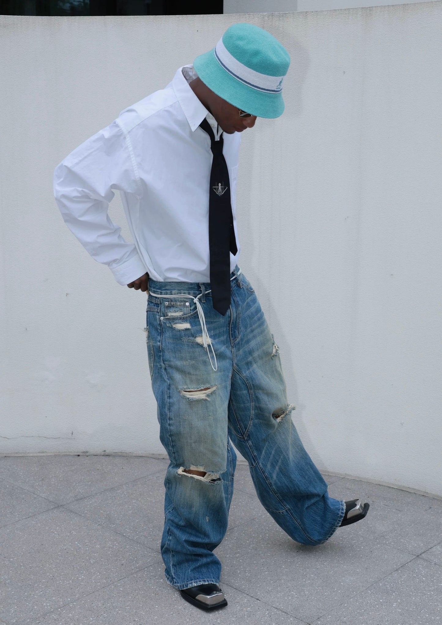 Hole punched cat’s mustache baggy straight jeans
