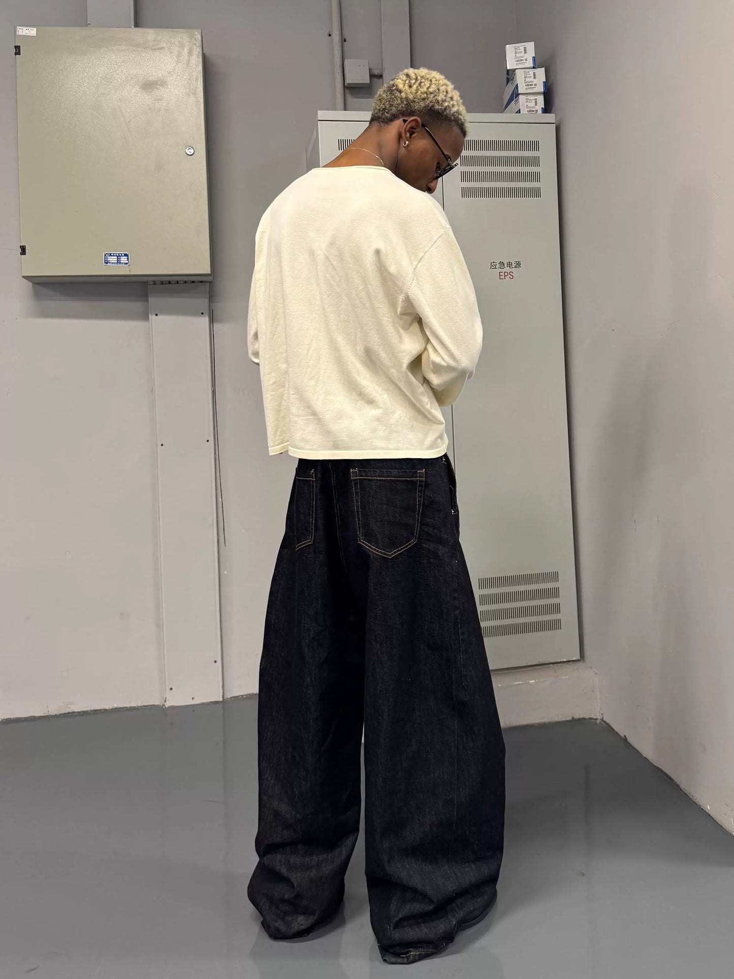 Hidden magnetic buckles curved blade cow jeans