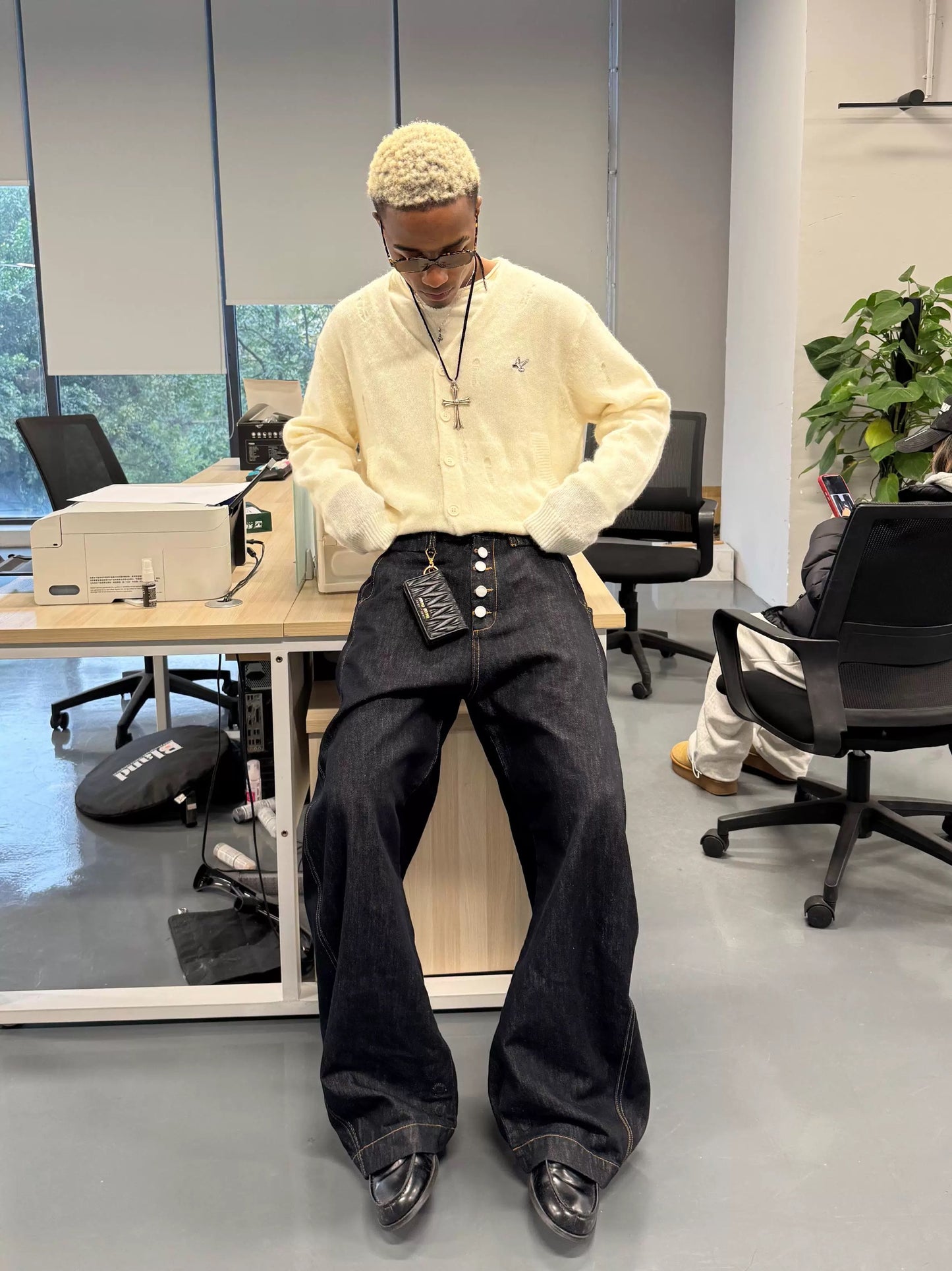 Hidden magnetic buckles curved blade cow jeans