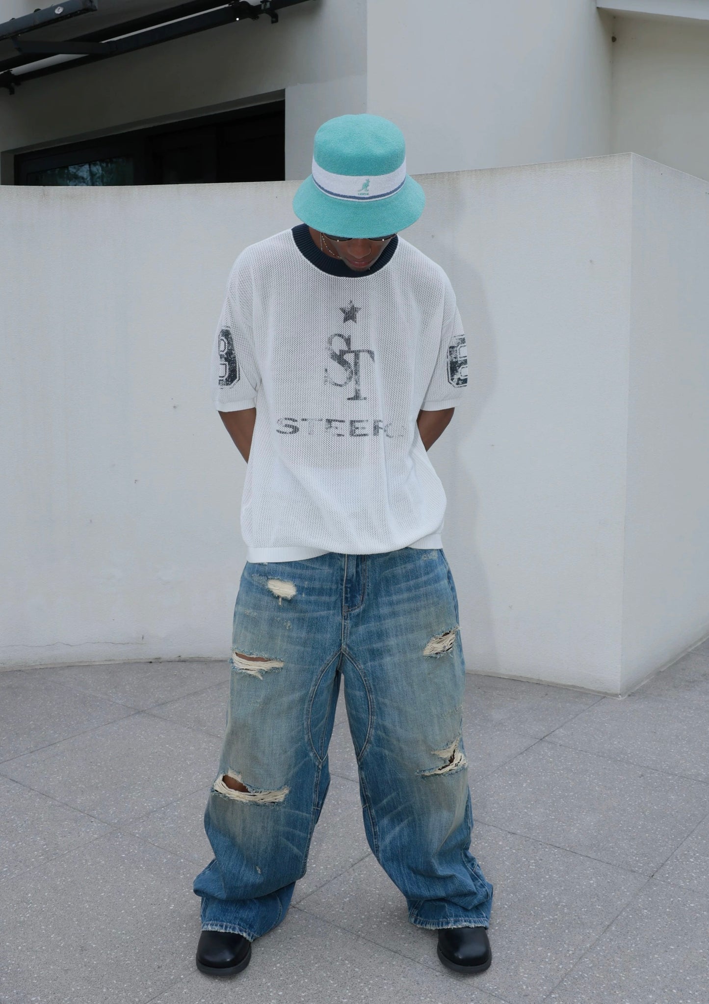 Hole punched cat’s mustache baggy straight jeans
