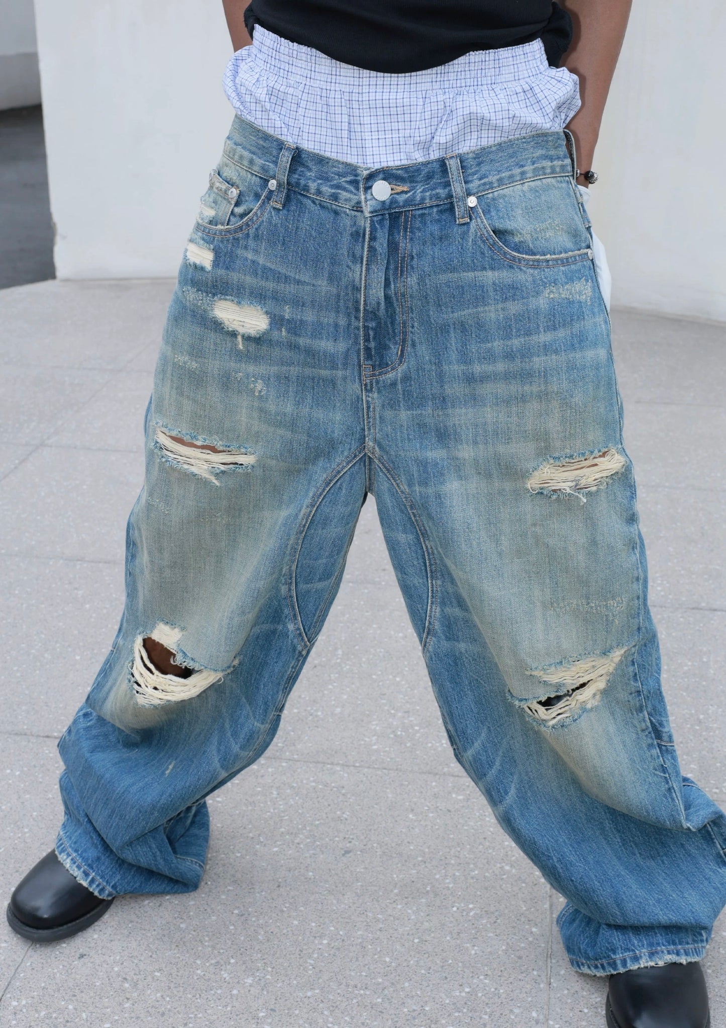 Hole punched cat’s mustache baggy straight jeans