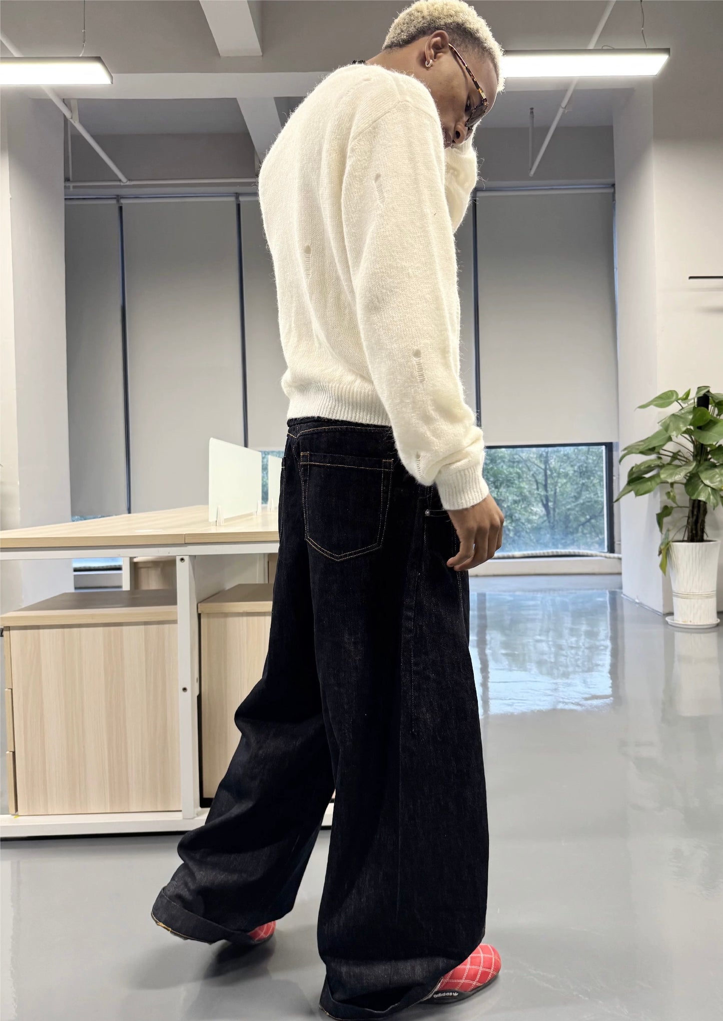 Hidden magnetic buckles curved blade cow jeans