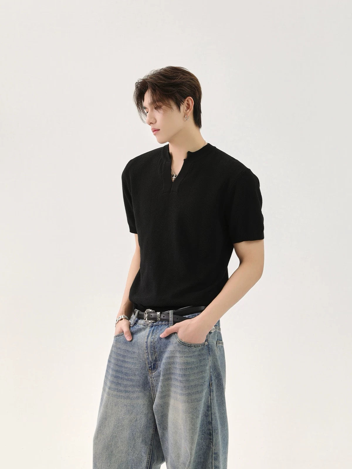 V-neck knit solid color t-shirt