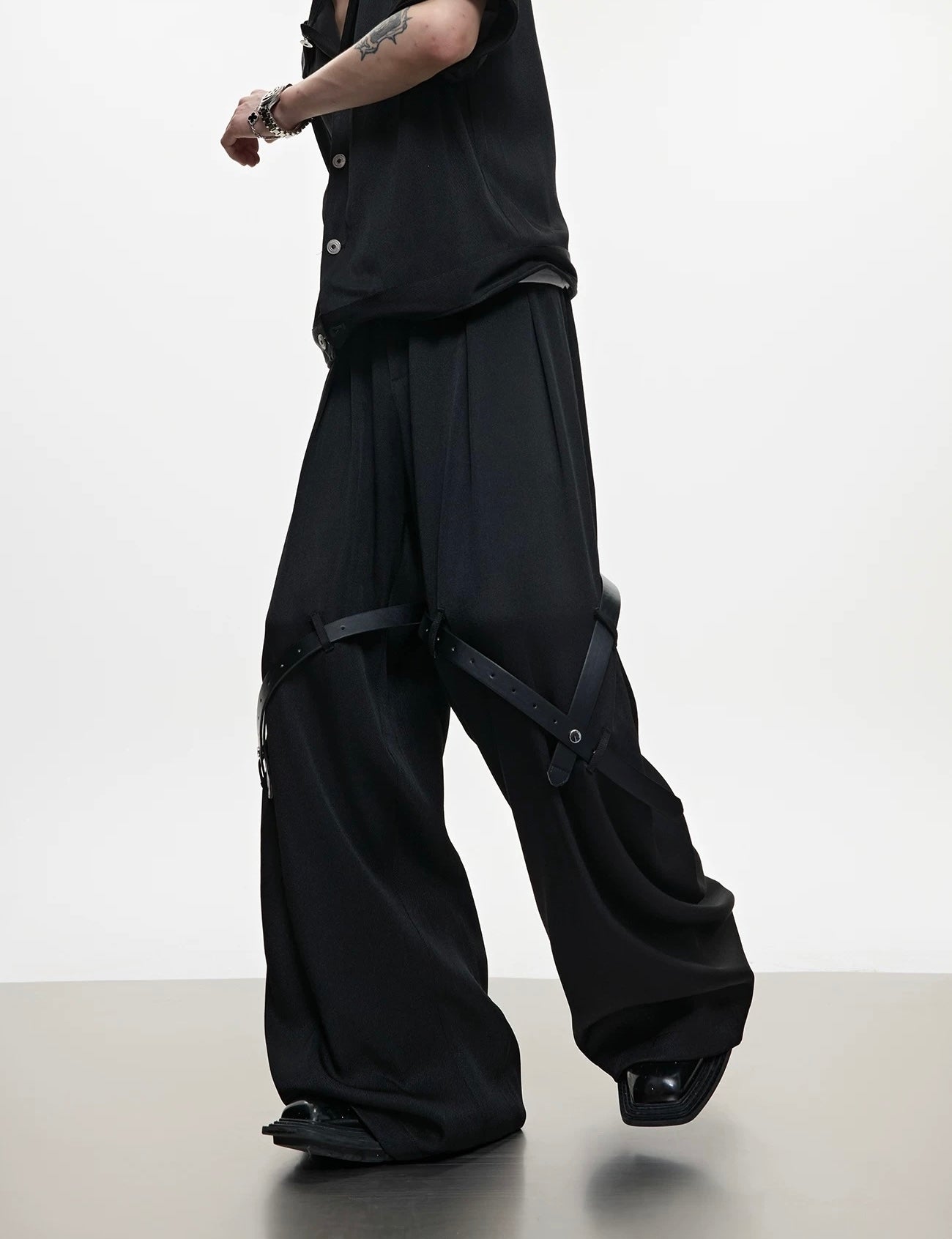 Ice finish belt tied slanted set up pants