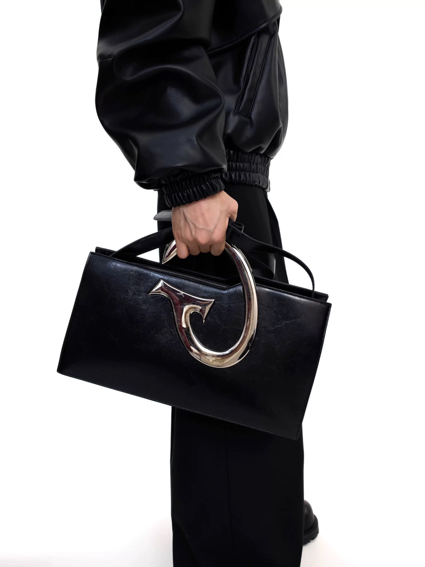 ArguE metal handle chain design crossbody bag