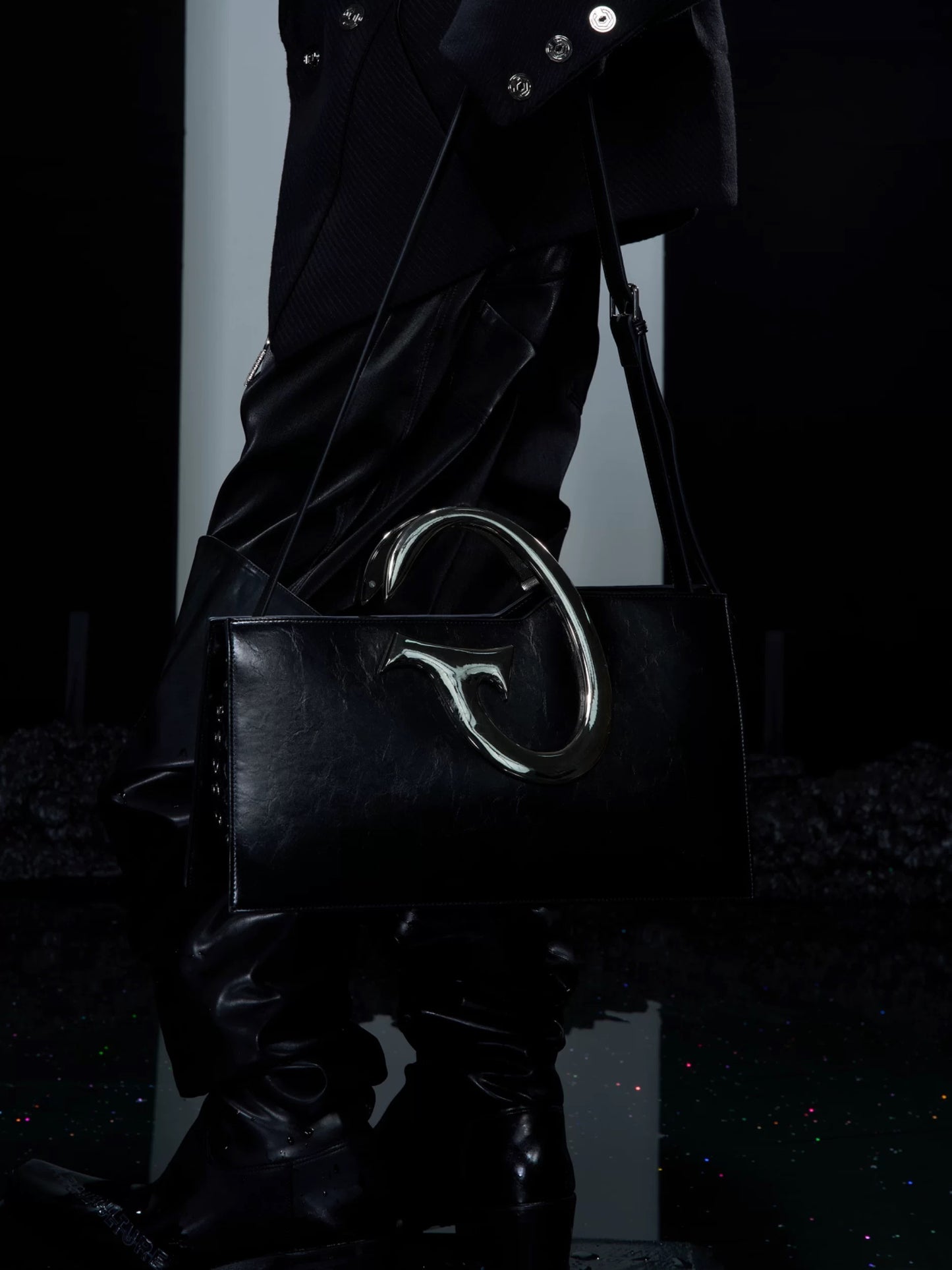 ArguE metal handle chain design crossbody bag