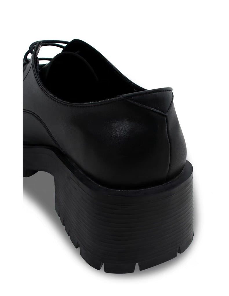 Square headed elevating leather shoes