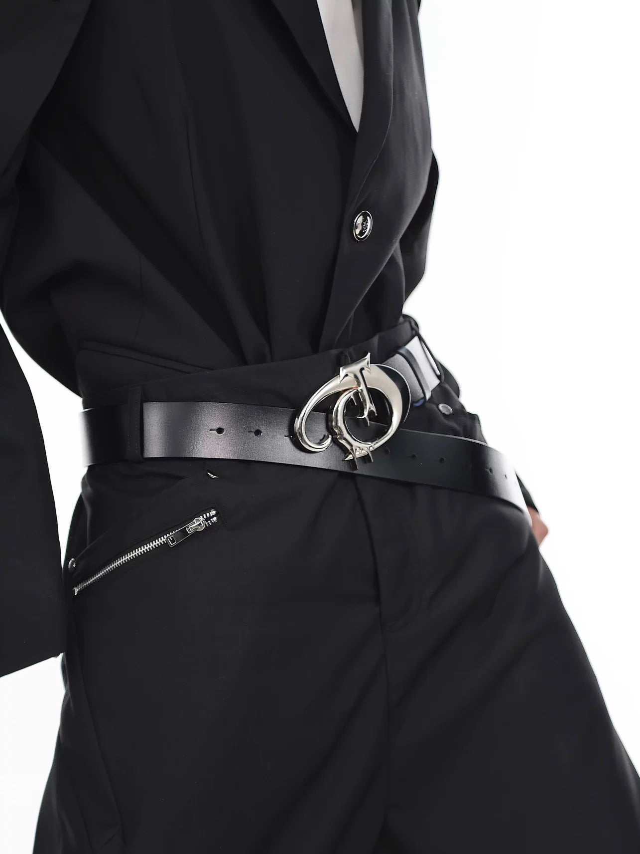 Vanguard irregular metal logo belt