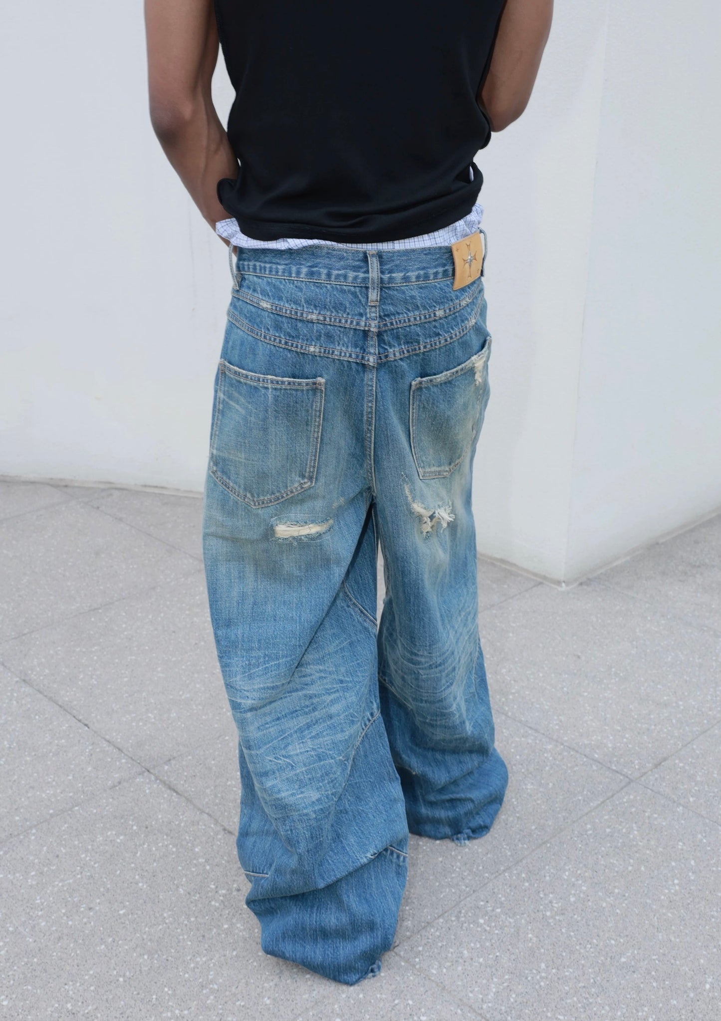Hole punched cat’s mustache baggy straight jeans