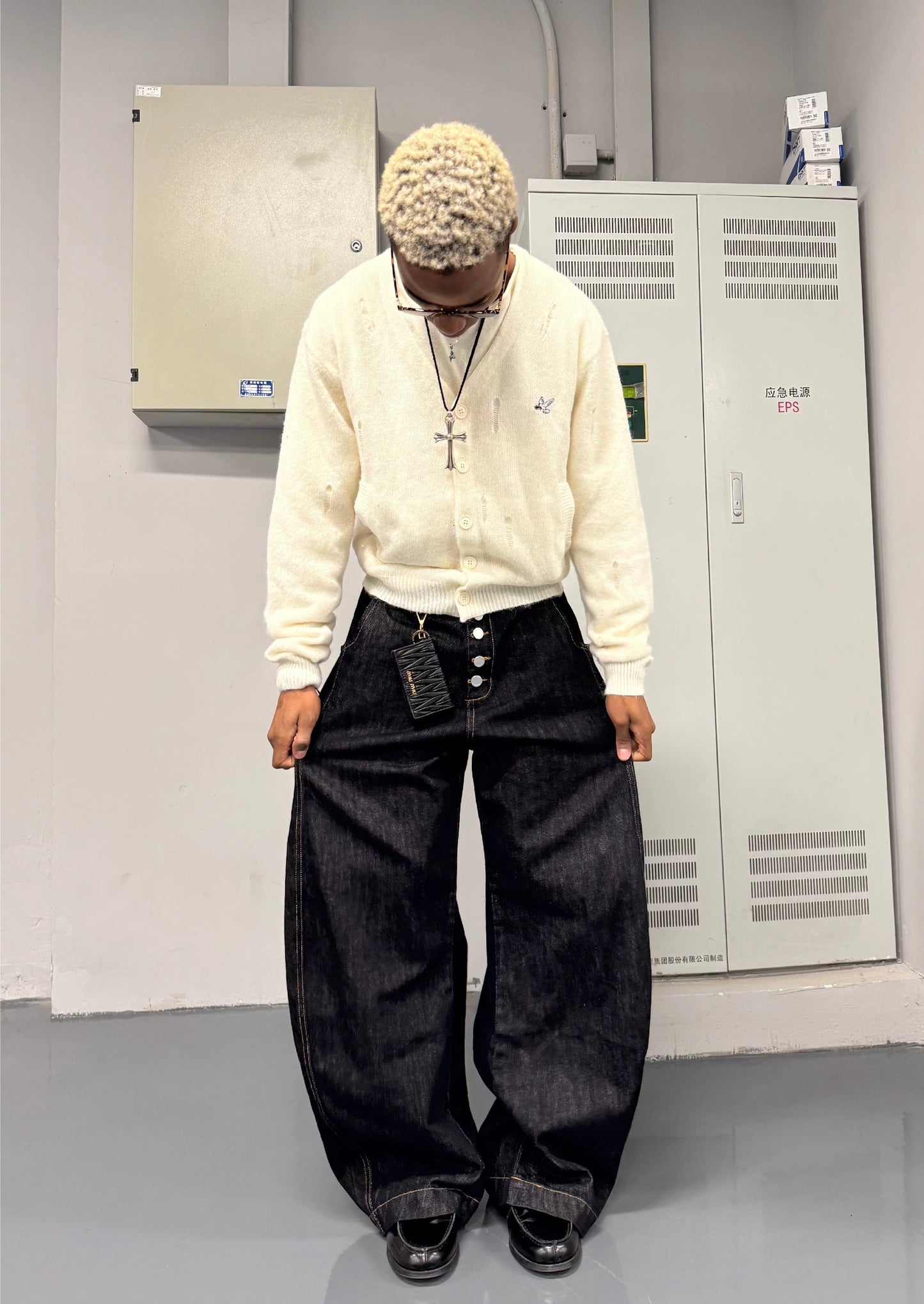 Hidden magnetic buckles curved blade cow jeans