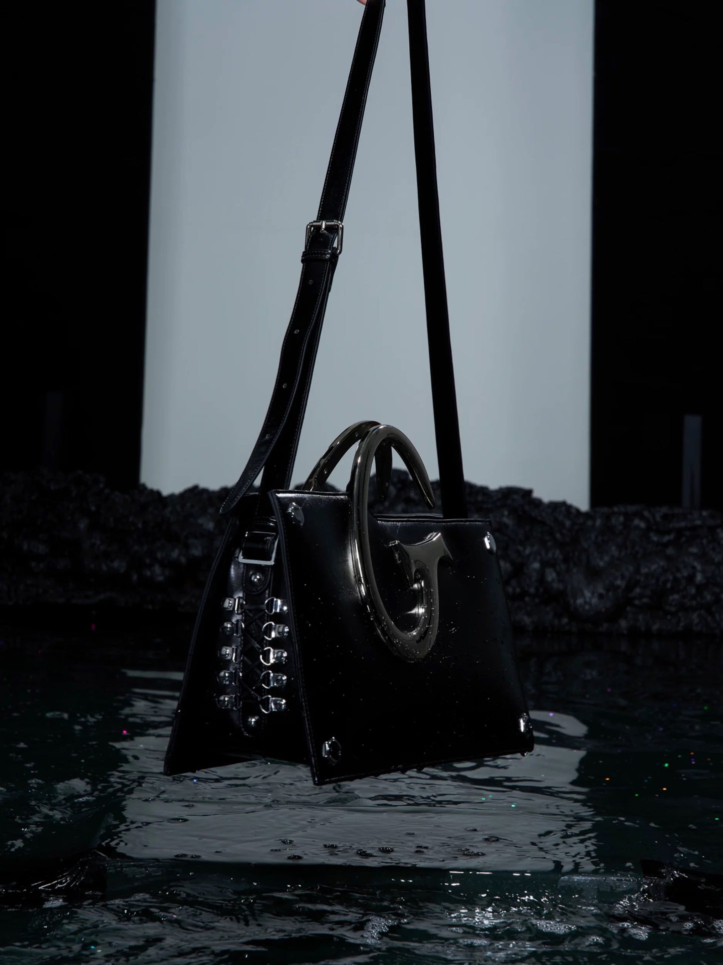 ArguE metal handle chain design crossbody bag