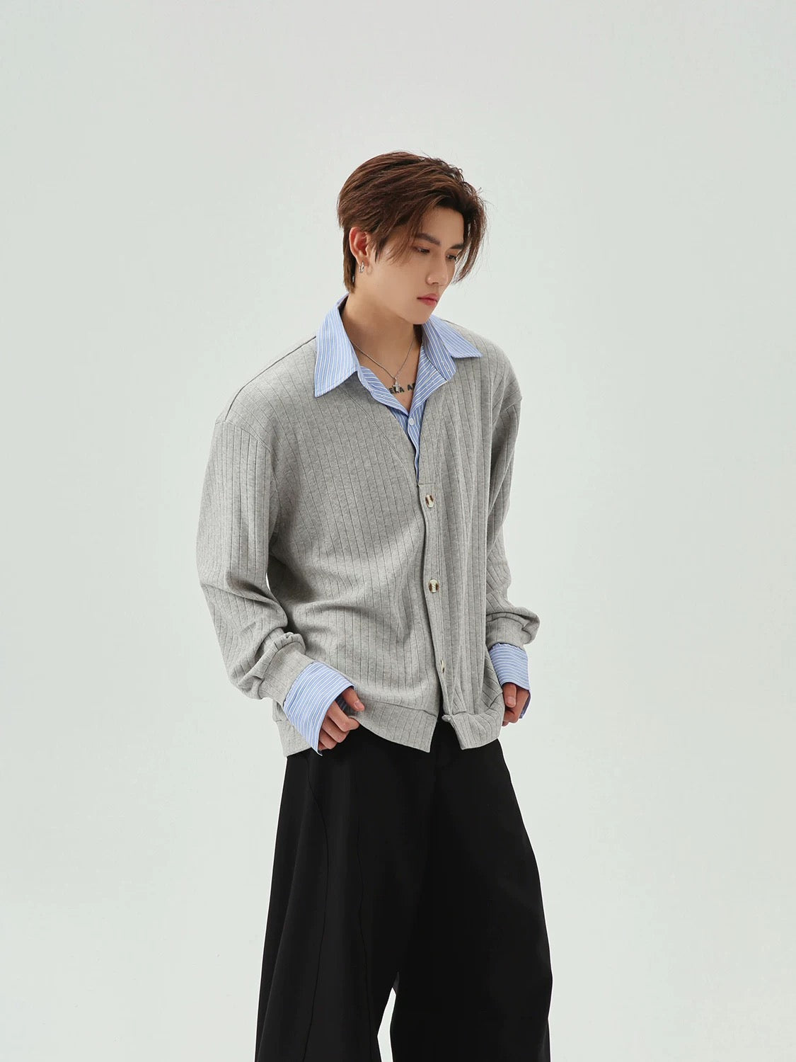 Two-piece v-neck knit striped twisted knit sweater