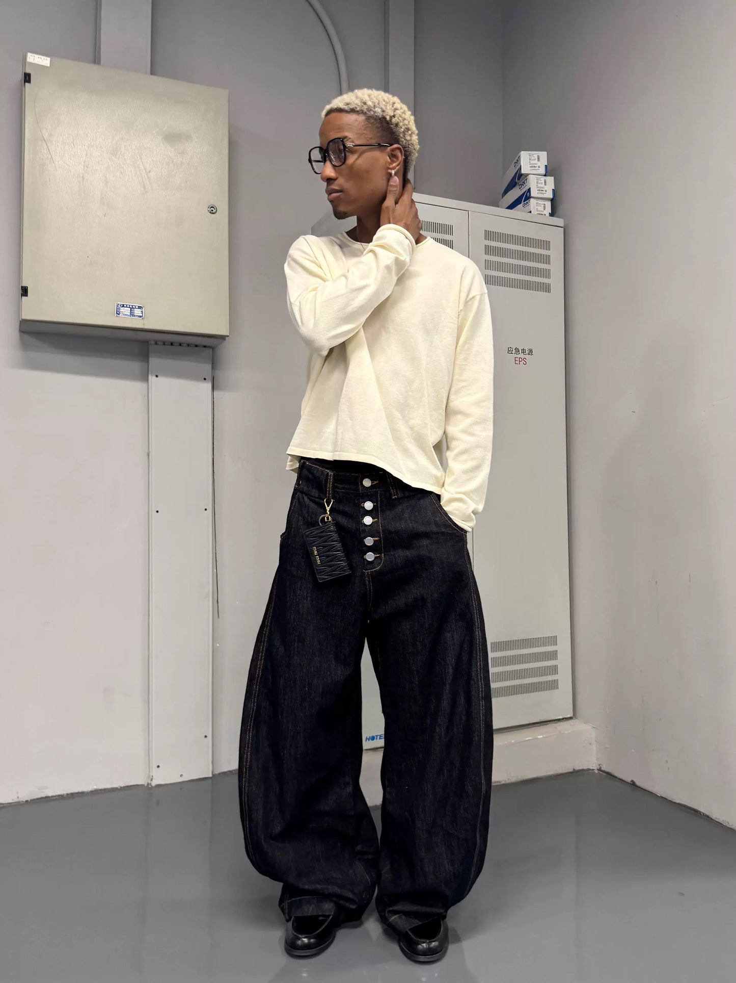 Hidden magnetic buckles curved blade cow jeans