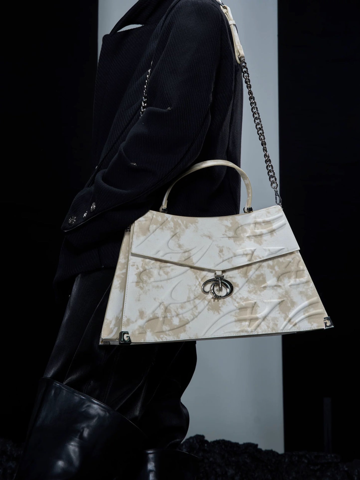 ArguE engraved bone truss single shoulder bag