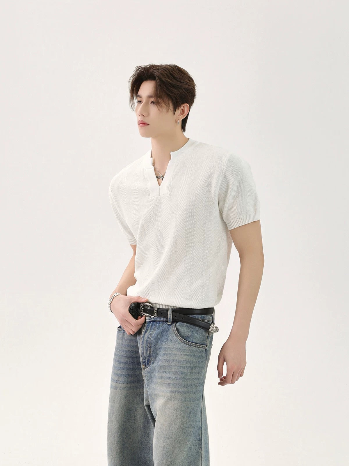 V-neck knit solid color t-shirt