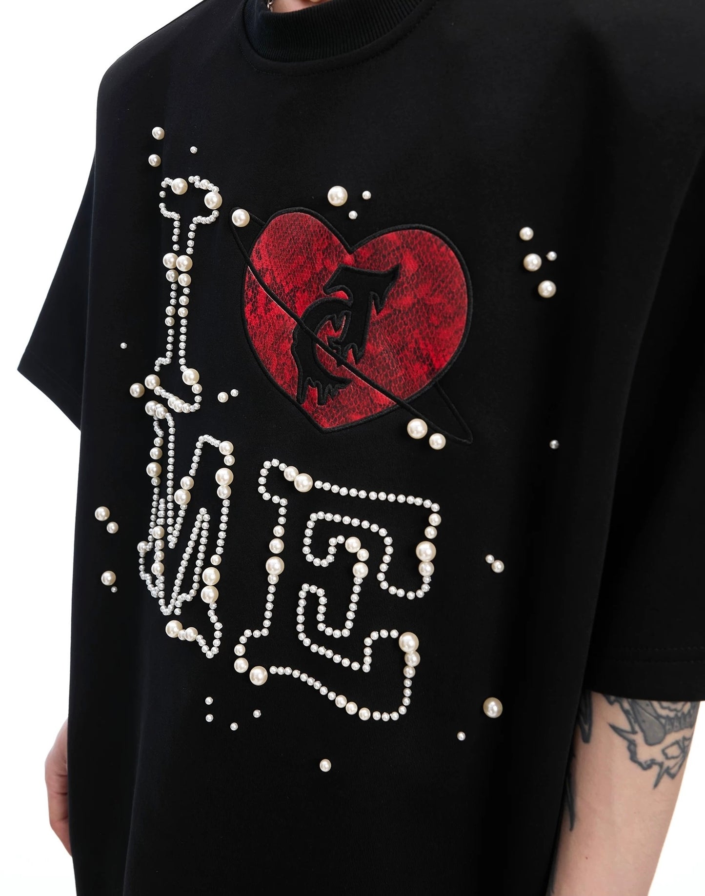 Heartbeat sewn pearl design t-shirt