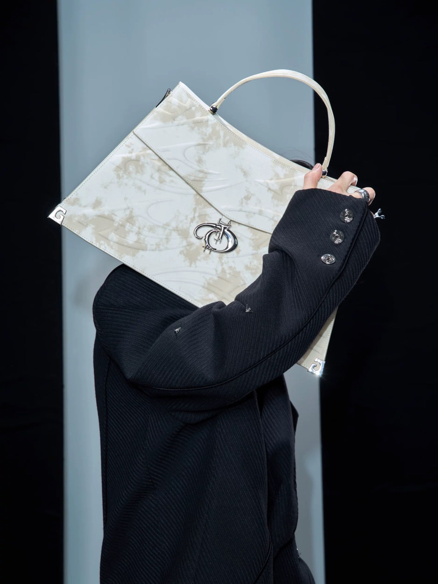 ArguE engraved bone truss single shoulder bag