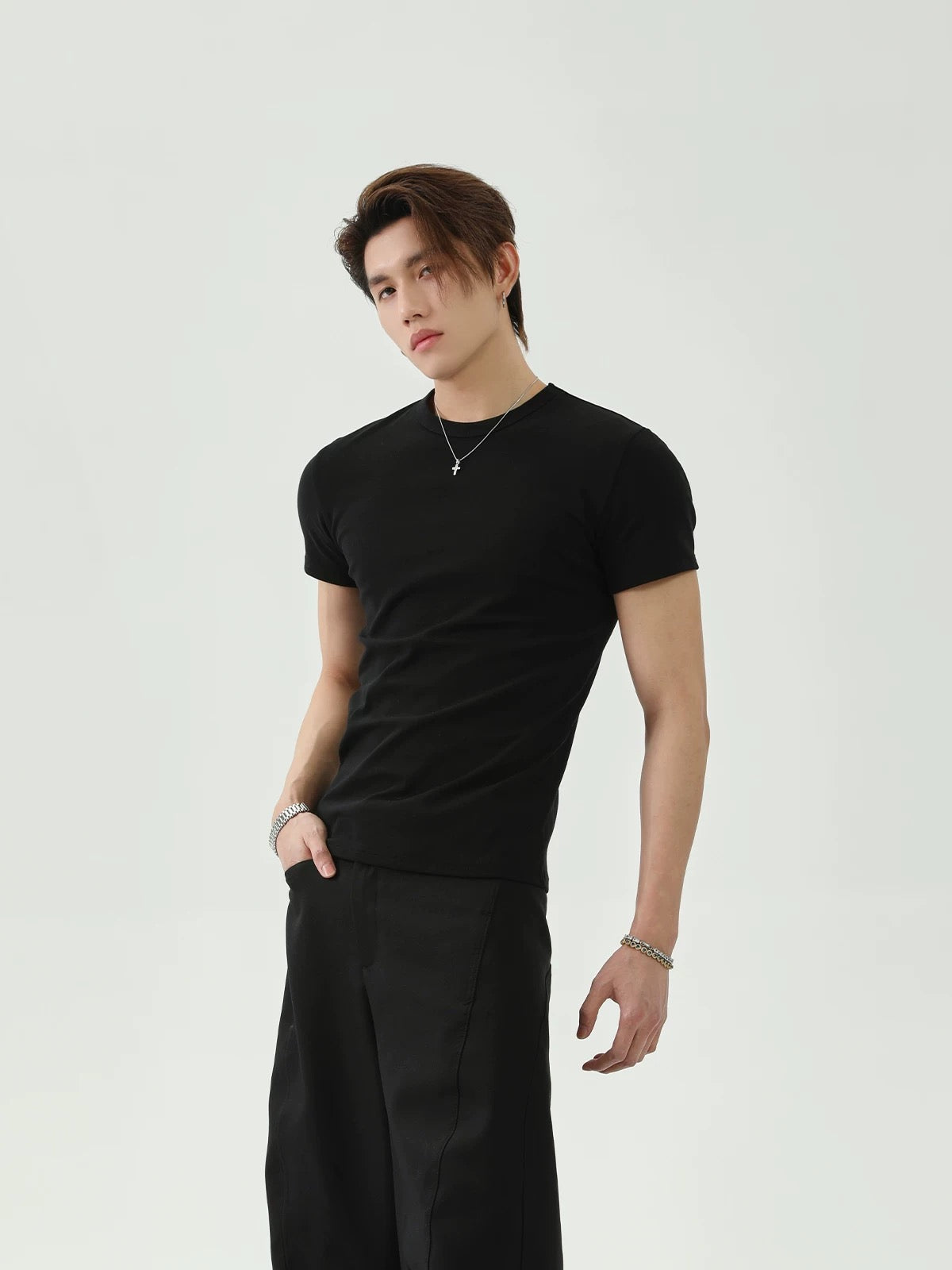 Round neck short sleeve fitted t-shirt