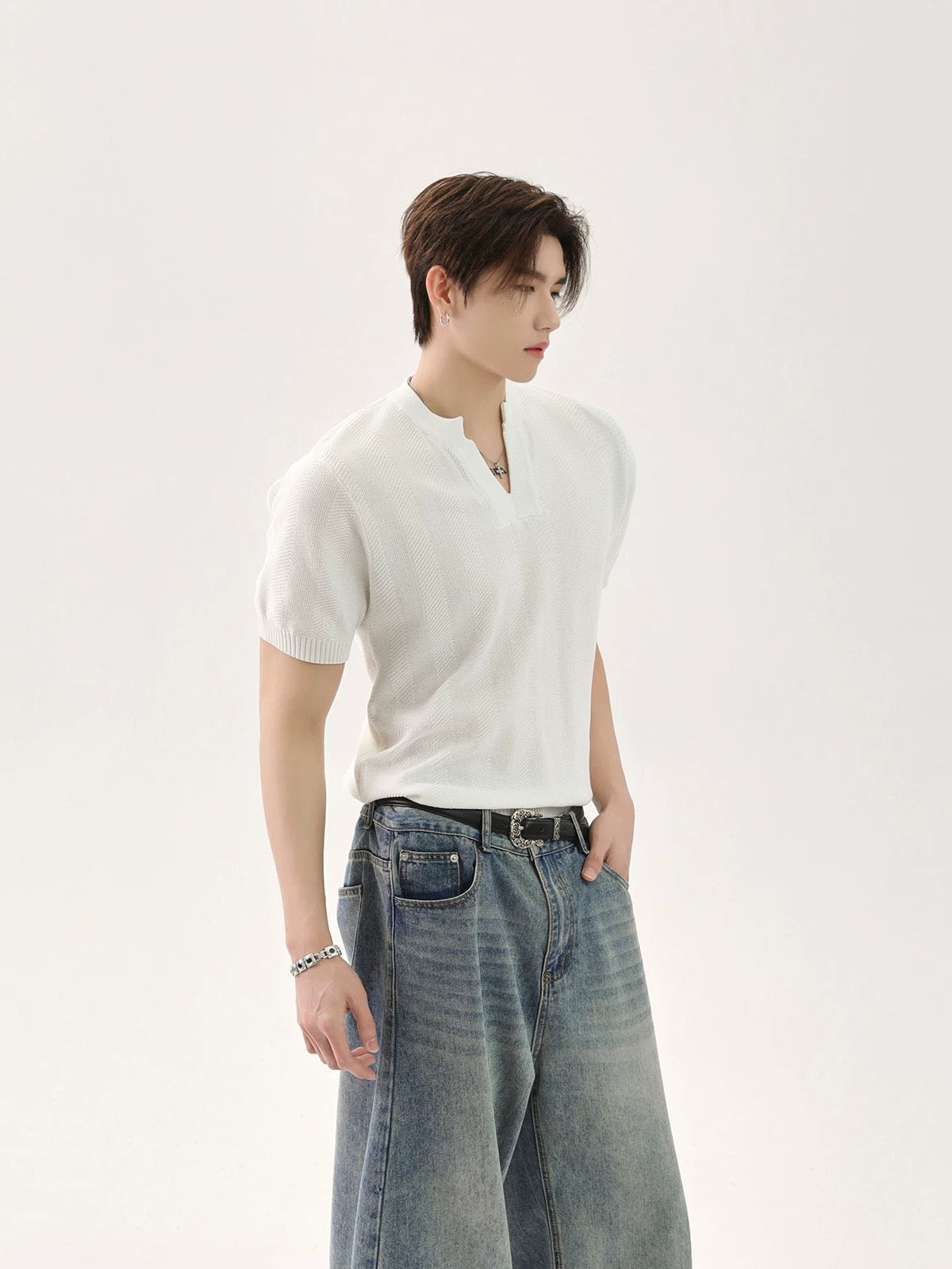 V-neck knit solid color t-shirt
