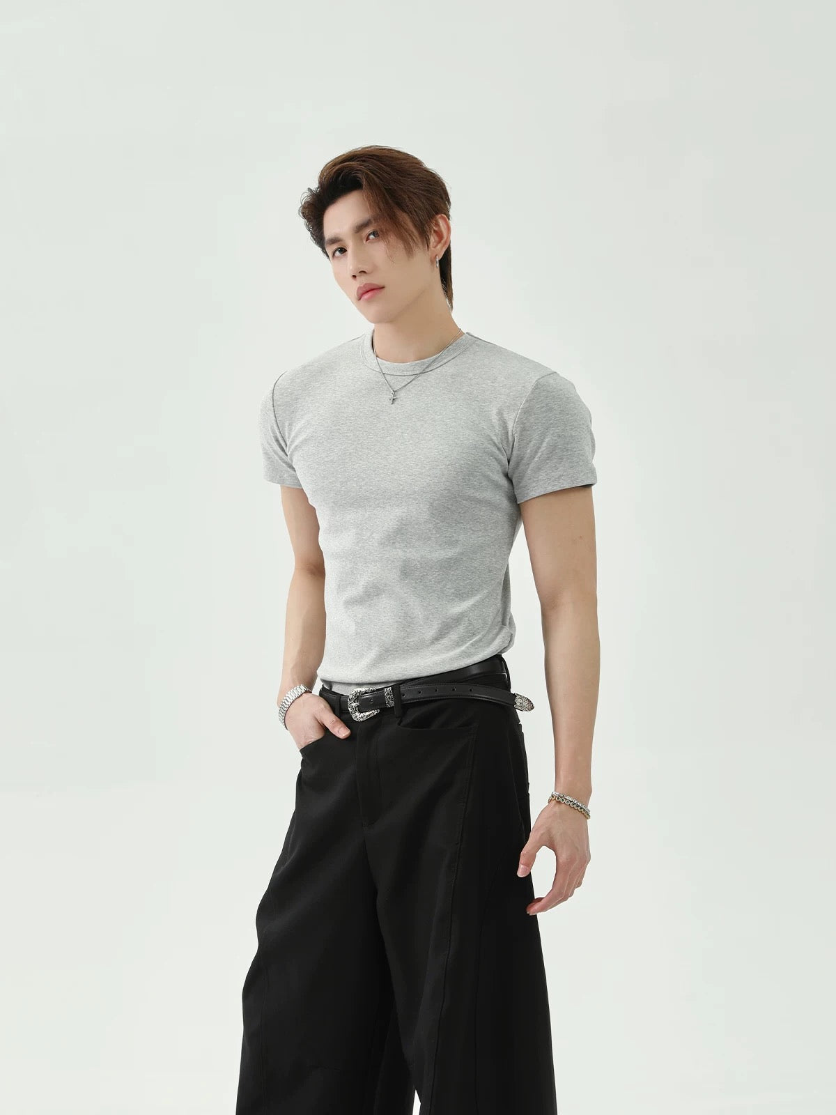 Round neck short sleeve fitted t-shirt