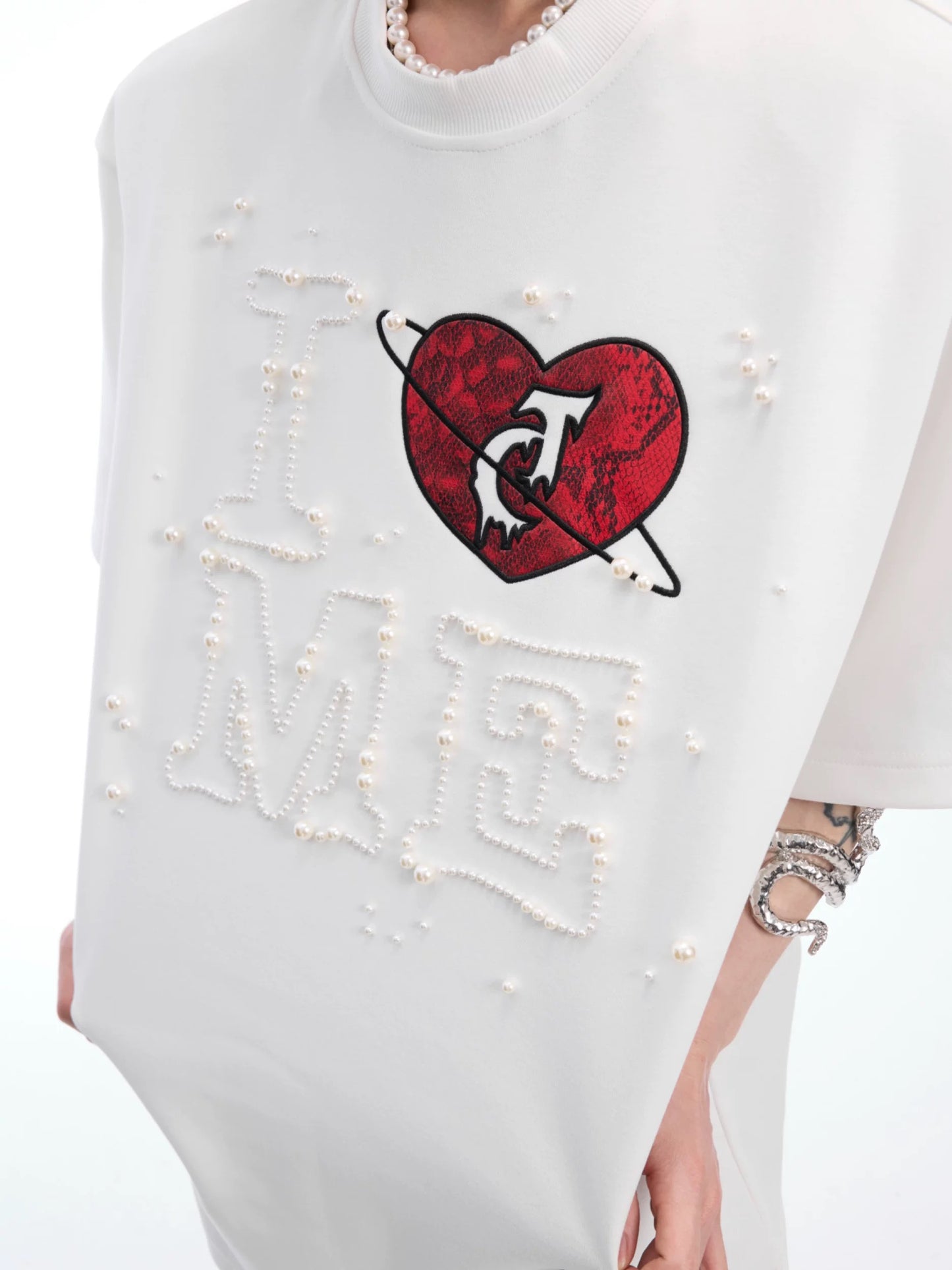 Heartbeat sewn pearl design t-shirt
