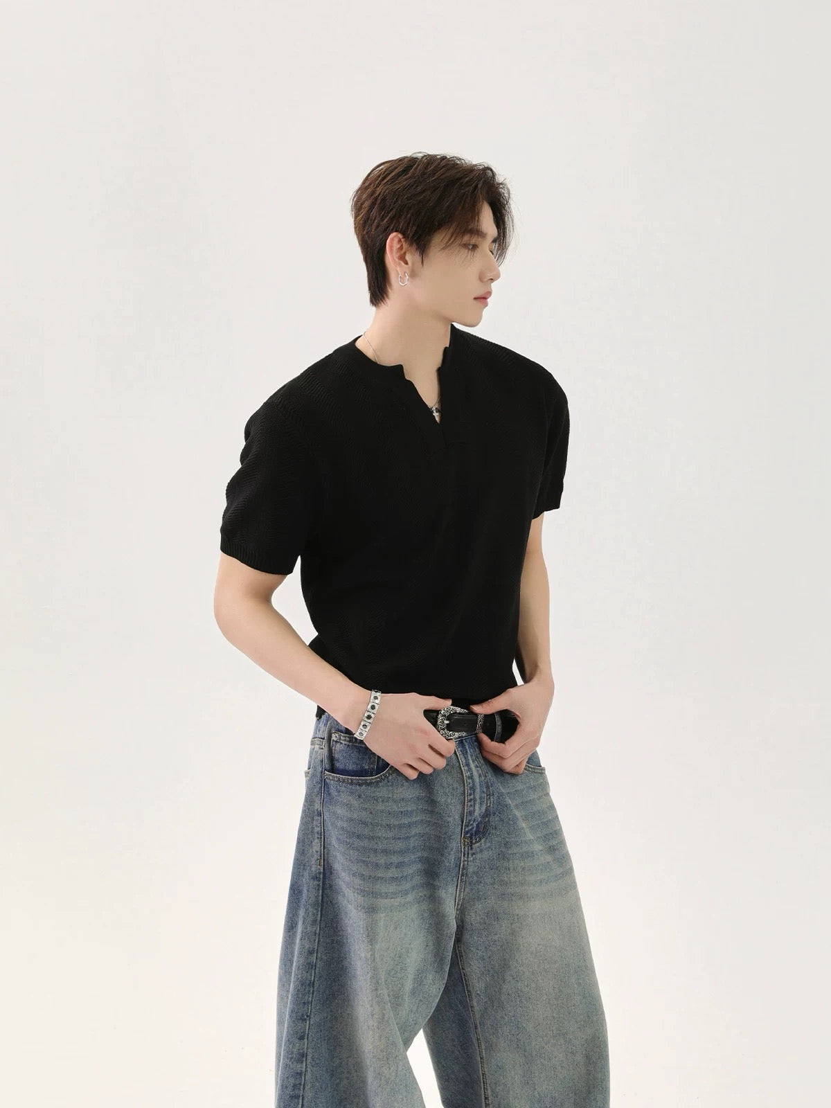 V-neck knit solid color t-shirt