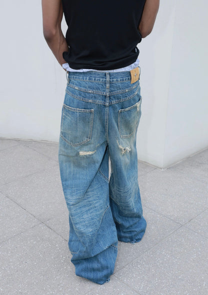 Hole punched cat’s mustache baggy straight jeans